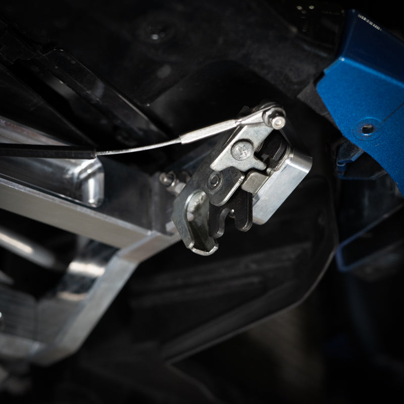 Cable-operated 700-pound quick-release latch used in the AMT splitter mounting system